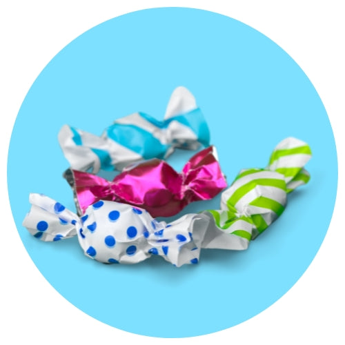 Imagen de productos De La Rosa, como dulces tradicionales mexicanos, incluyendo opciones como mazapanes, pulpas, caramelos, gomitas, malvaviscos, paletas, bombones y chocolates, en diversas presentaciones individuales o en bolsa, con empaques coloridos característicos de la marca.