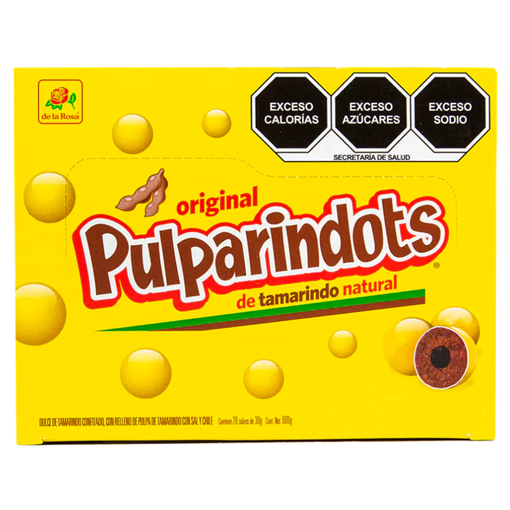 Imagen de productos De La Rosa, como dulces tradicionales mexicanos, incluyendo opciones como mazapanes, pulpas, caramelos, gomitas, malvaviscos, paletas, bombones y chocolates, en diversas presentaciones individuales o en bolsa, con empaques coloridos característicos de la marca.