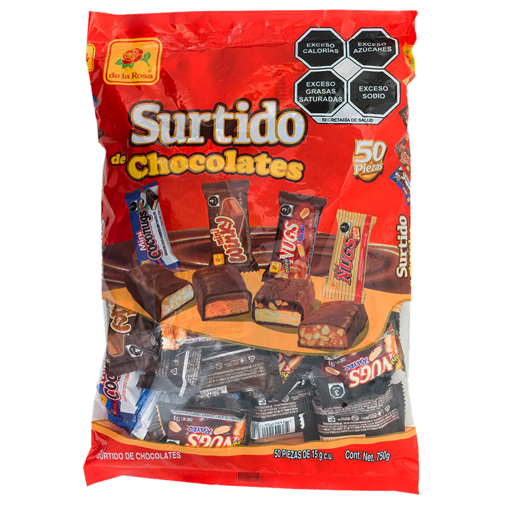 Imagen de productos De La Rosa, como dulces tradicionales mexicanos, incluyendo opciones como mazapanes, pulpas, caramelos, gomitas, malvaviscos, paletas, bombones y chocolates, en diversas presentaciones individuales o en bolsa, con empaques coloridos característicos de la marca.