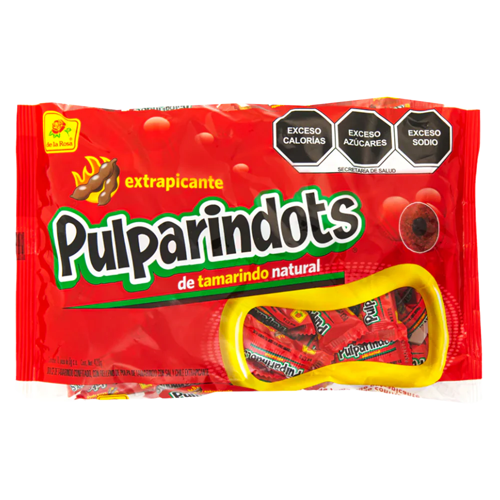 Imagen de productos De La Rosa, como dulces tradicionales mexicanos, incluyendo opciones como mazapanes, pulpas, caramelos, gomitas, malvaviscos, paletas, bombones y chocolates, en diversas presentaciones individuales o en bolsa, con empaques coloridos característicos de la marca.