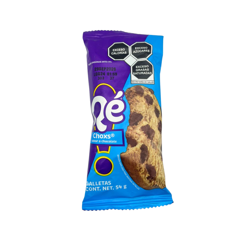 Galletas crujientes Qé Choxs con chispas de chocolate en paquete de 216 gramos.